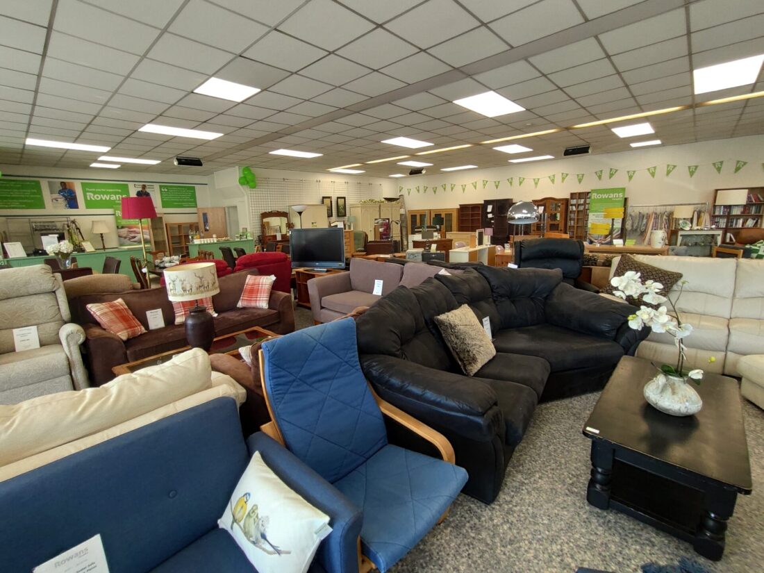 Wide room with sofas and coffee tables displayed