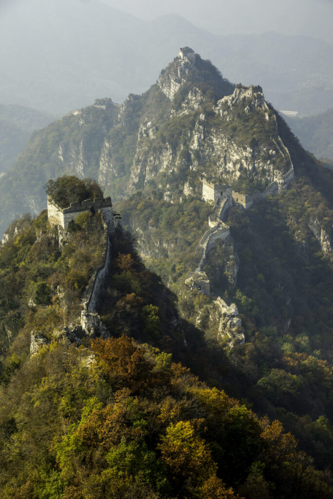 Great wall of china picture, with fog over the mountain that is further